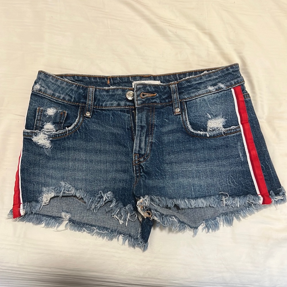❌SOLD❌Zara Trafaluc Jean shorts w/ red stripe